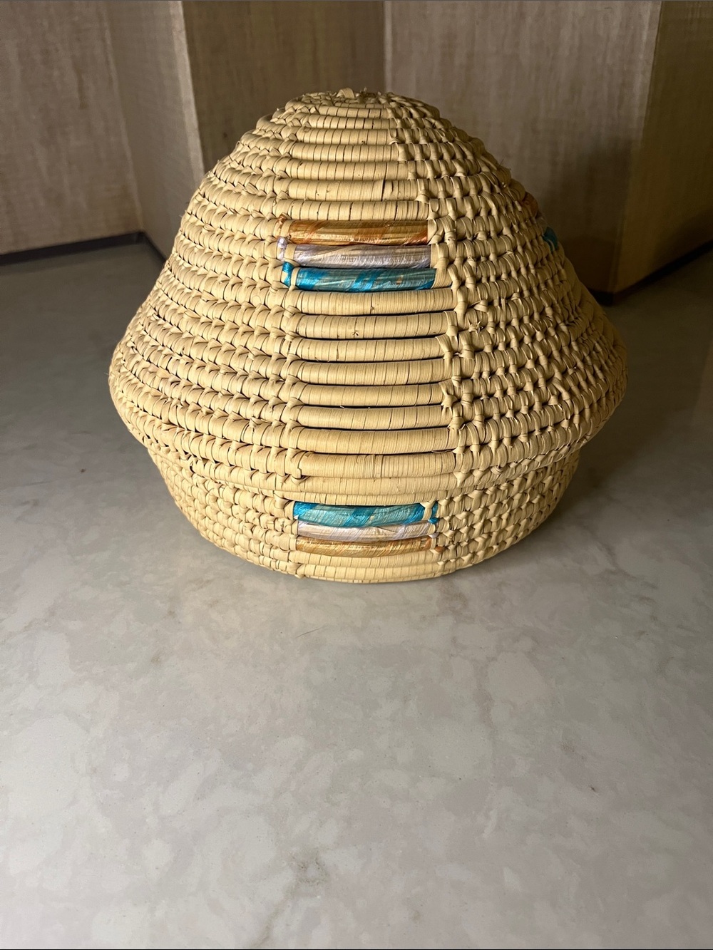 VTG 80’s Alaskan Inuit Yup’ik beach grass hand coiled 9” x 9” lidded basket